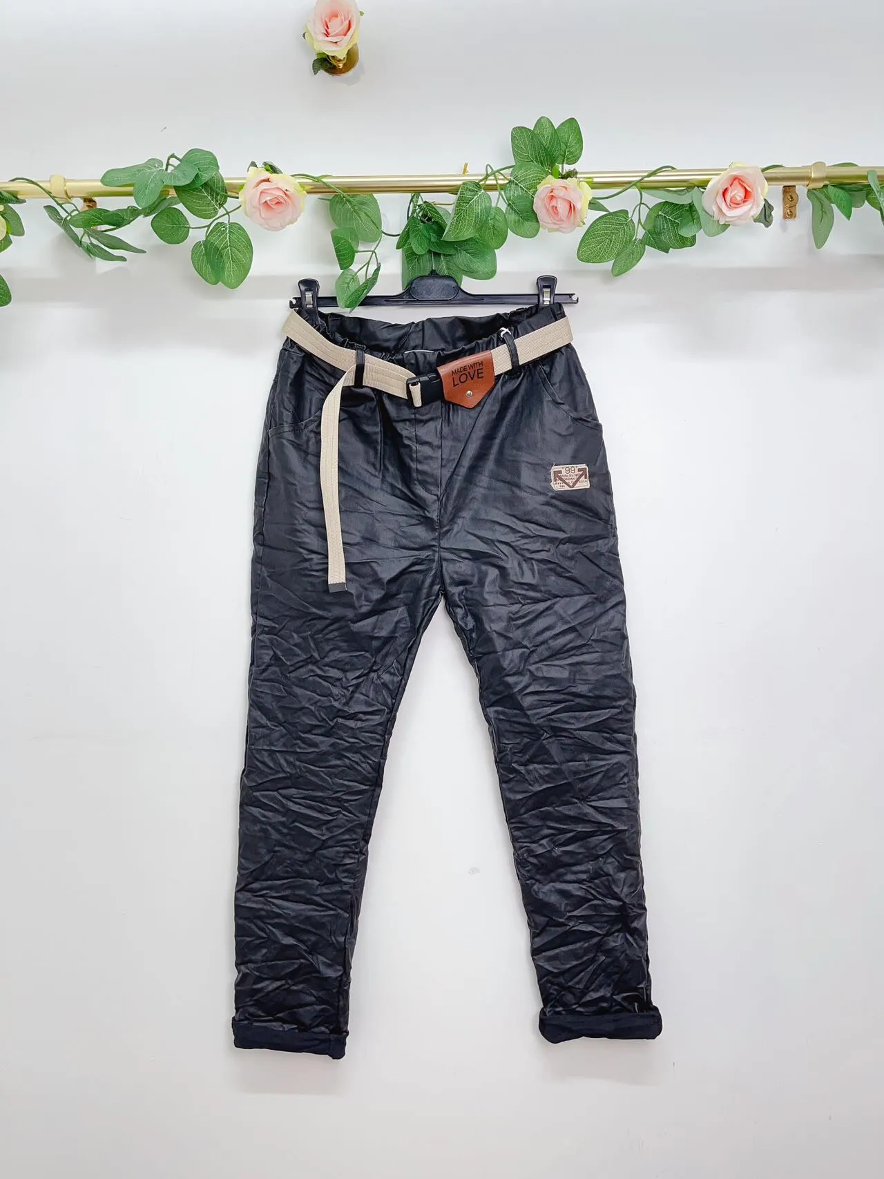 Kunstlederhose mit Gürtel